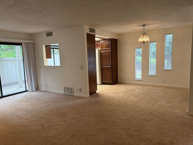 Foto del edificio - 1670 Sqft. 3 Bedroom, 2 Bath Gated Townhome for Rent in Citrus Heights.