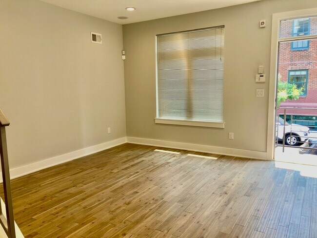 Building Photo - Spacious Fishtown 3bd/3bth w/ Private Roof...
