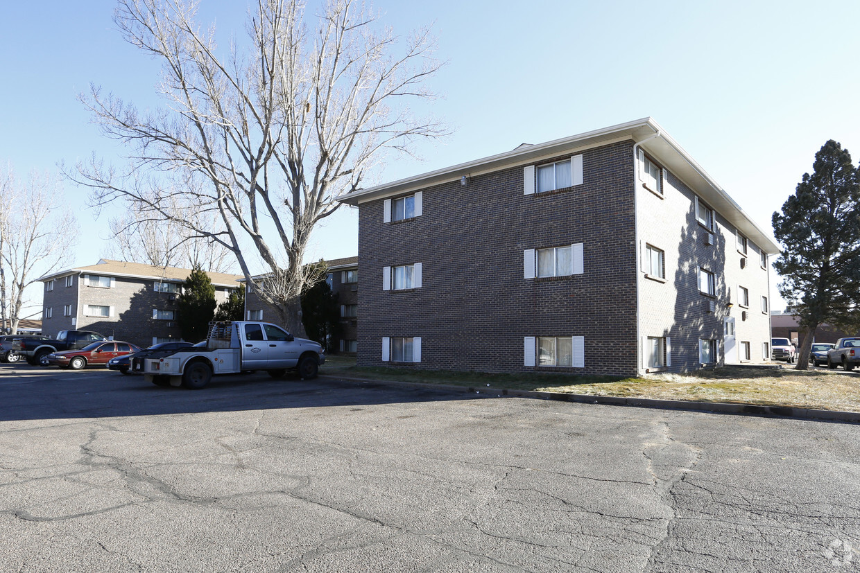 Primary Photo - Westmoor Apartments