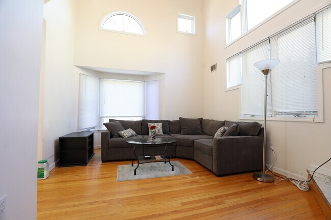 Foto del edificio - 250 Allston St