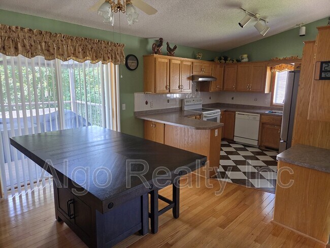 Foto del edificio - 12450 Raven St NW