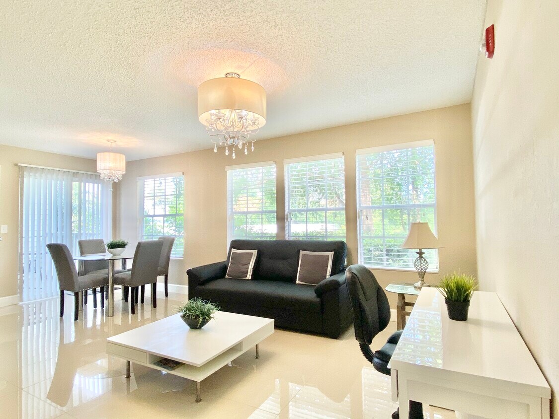 Bellamente iluminada - 11520 Westwood Blvd