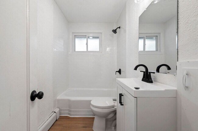 Foto del edificio - Gorgeous 3 bedroom home in Penn Hills avai...