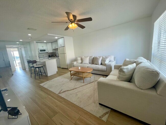 Foto del edificio - 1100 Crystal Lake Dr