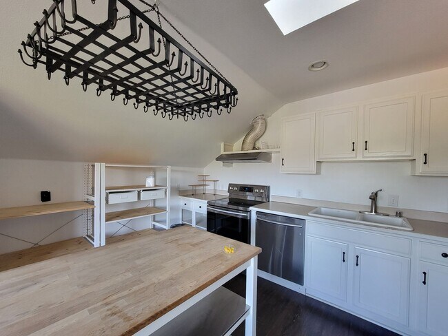 Building Photo - Bright and cheery 2 bed top level apartmen...