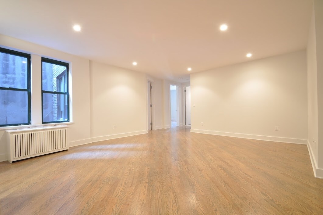 Primary Photo - 228 E 70th St