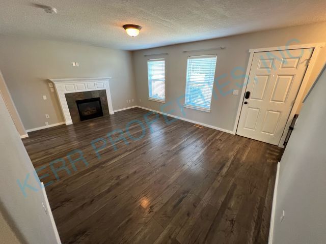 Building Photo - Charming 3-Bed Oasis with 2.5 Baths in Sandy, OR - 1215 Sq Ft of Cozy Living!