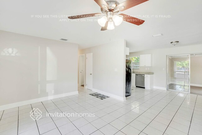 Building Photo - 2440 SW 5th Pl