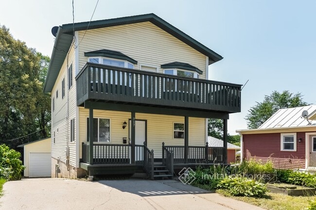Building Photo - 717 Maple St W