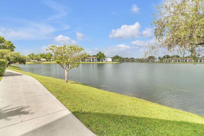 Building Photo - 212  Lake Pointe Drive 314 Oakland Park Fl...