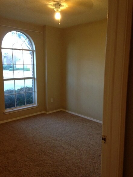 Foto del edificio - 2201 Silverthorn Ln