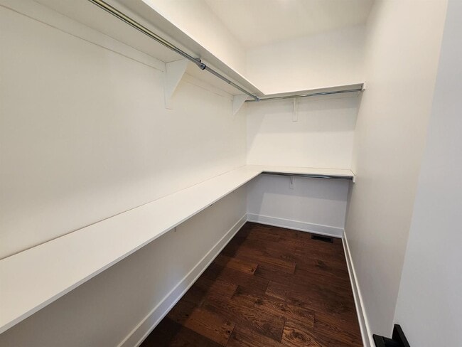Building Photo - Spacious 3-bedroom, 3-bathroom unit available
