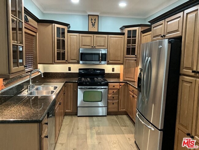 Foto del edificio - 6106 Rockne Ave