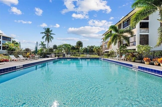 Large heated pool - 166 SE Saint Lucie Blvd