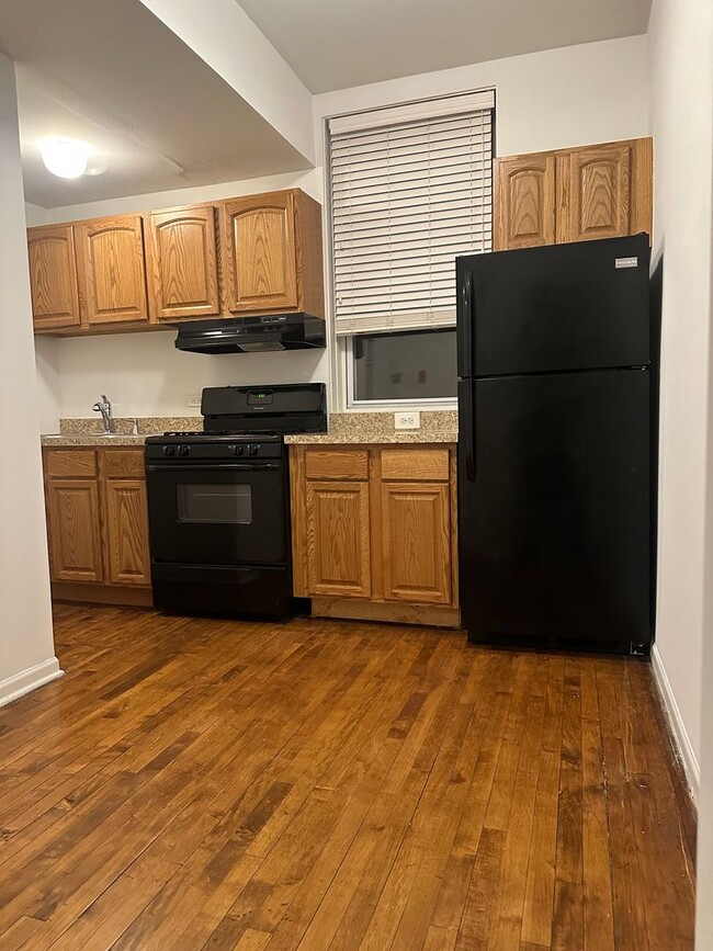 Building Photo - Beautiful 1 Bed/ 1 Bath Apartment Ravenswo...