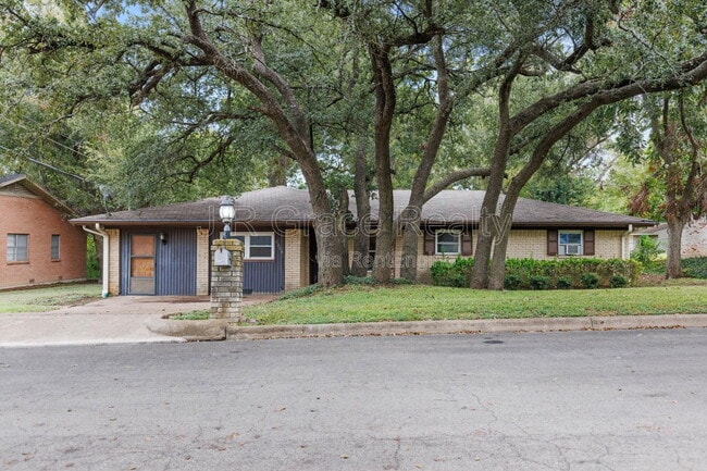 Building Photo - 8806 Fox Hollow Dr