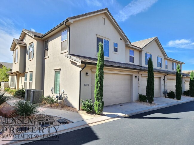 Building Photo - Spacious Four Bedroom Town Home