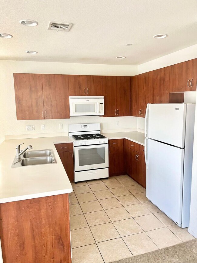 Building Photo - 3bd 3bth in gated community