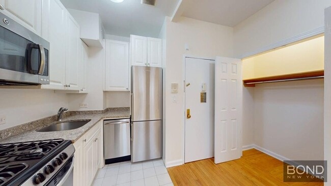 Foto del edificio - 52 W 56th St