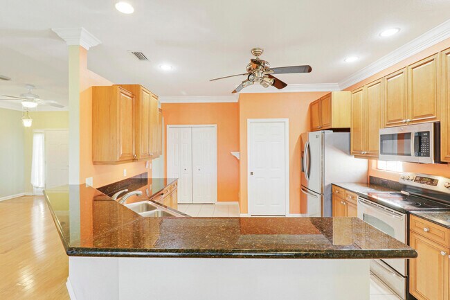 Foto del edificio - 595 Waverly Cir