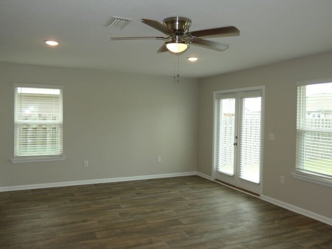 Building Photo - Modern 3-Bedroom Home - Cambria