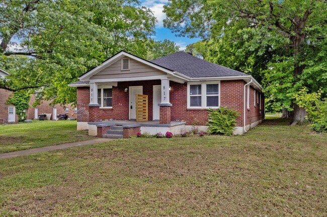 Building Photo - Charming Duplex in Clarksville!