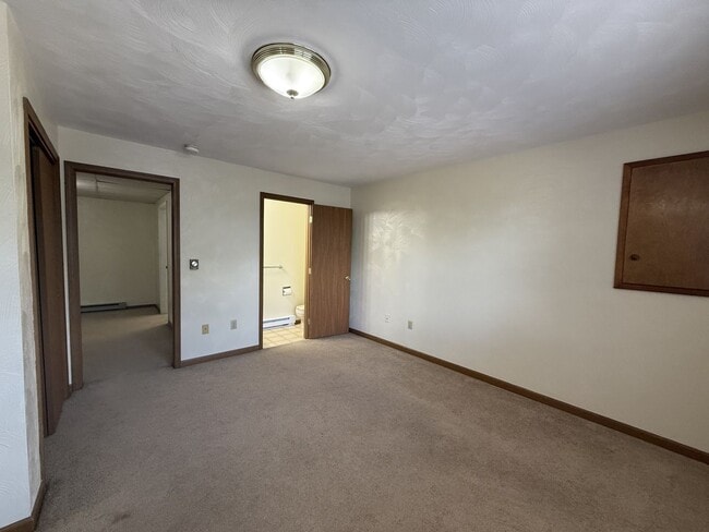 Building Photo - 305 Hill Dr