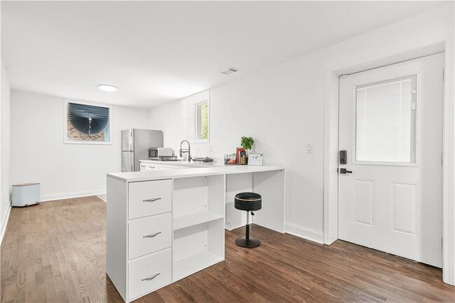 Building Photo - 2430 Hanford Dr SW