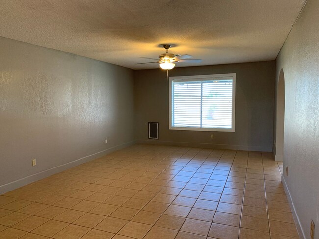 Building Photo - 4 BEDROOM POOL HOME!