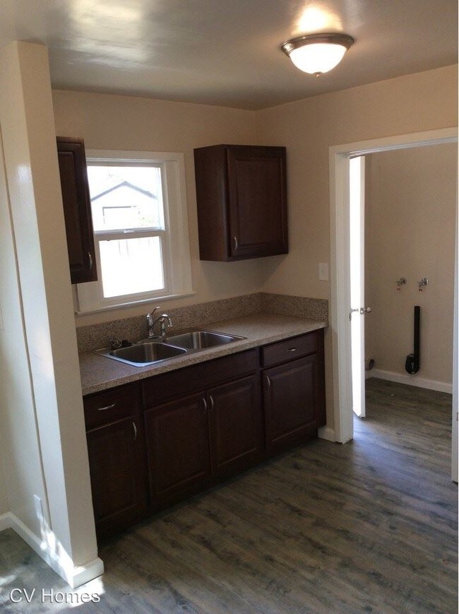Building Photo - 2 br, 1 bath House - 322 E. Kearney Blvd.