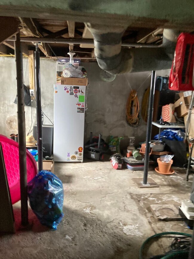 Foto del edificio - 3 Bed 1 Bath Colonial