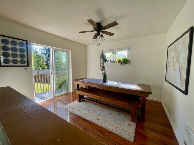 Foto del edificio - Adorable Pet Friendly Poulsbo Home, Close ...