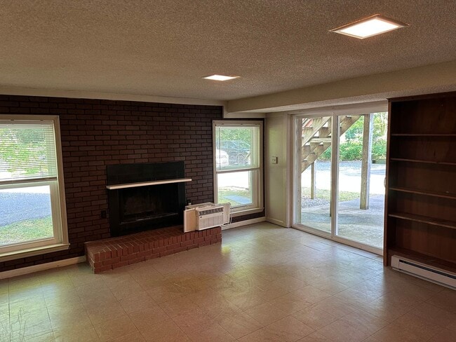 Building Photo - 1 Bedroom, 1 Bathroom Apartment in Reidsvi...