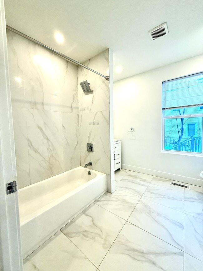 Foto del edificio - Large Fully Renovated 3Br-2 Full bath apartment!