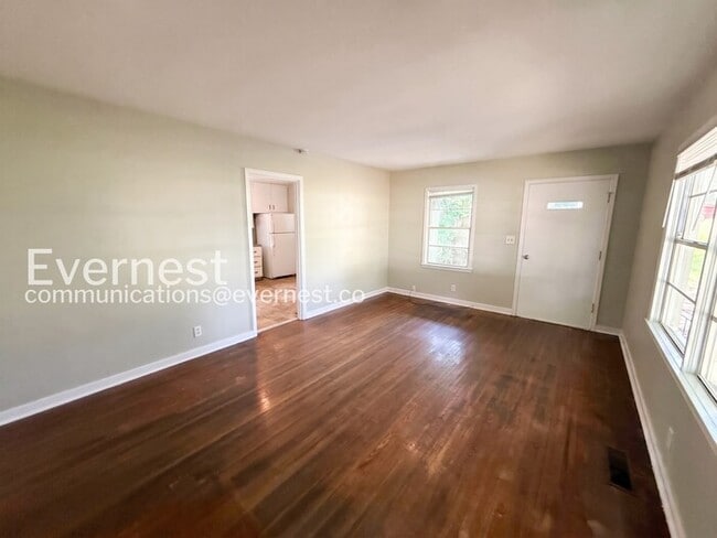 Building Photo - Cozy Single-Family Home with Fenced Yard and Off-Street Parking  / 3 Beds & 1 Bath /  Pet-friendl...