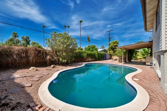 Foto del edificio - 6-Bedroom Residence Featuring Pool, Turf Yard & 2-Car Garage