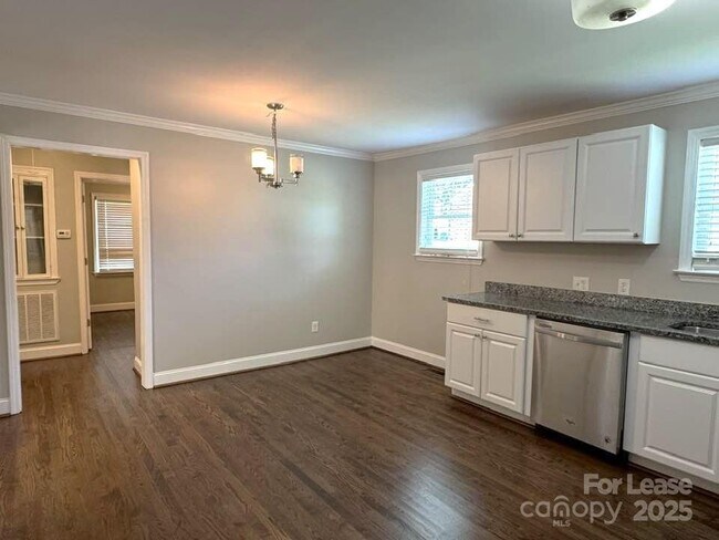 Building Photo - 2401 Roslyn Ave