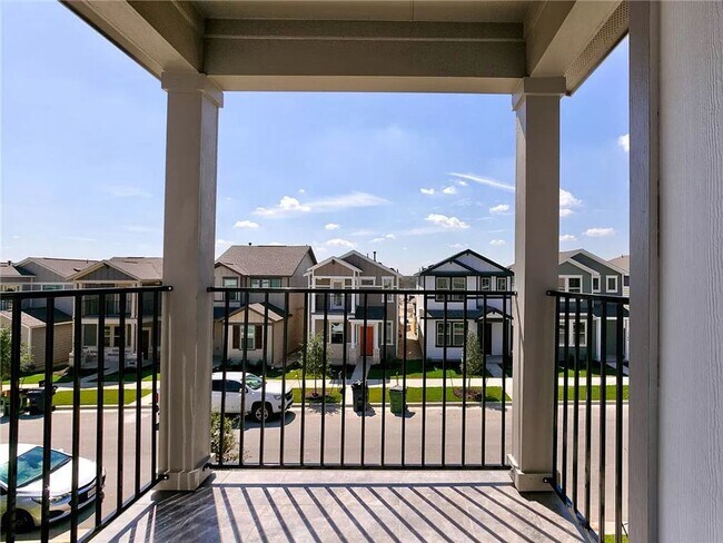 Building Photo - Open floor plan townhome