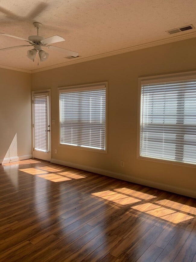 Building Photo - Condo- Townhouse in lake oconee area. Swimming pool, Tennis courts.