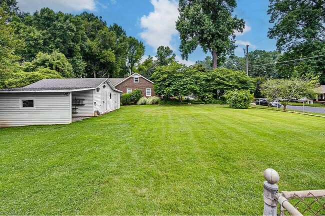 Building Photo - Ready to move in 3 Beds 2 Baths!