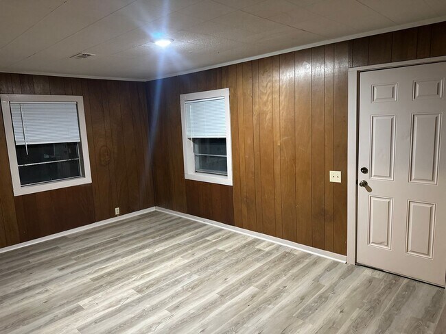 Foto del edificio - Available Now! 3-Bed, 1-Bath Central Springdale Home with Fenced-In Yard