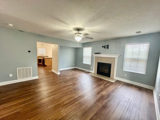 Foto del edificio - Large 4 Bed, 2.5 bath in Lexington!