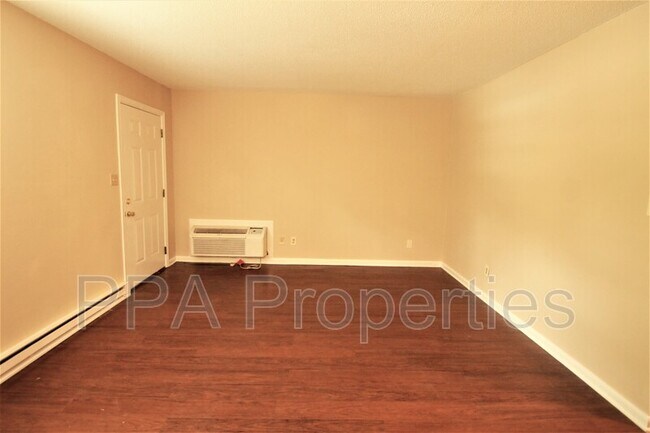 Photo - 2231 Summit St Apartment