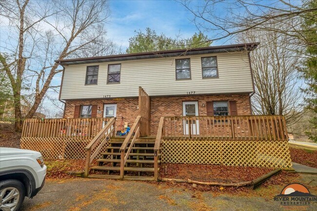 Foto del edificio - Two-Story Duplex in Excellent Blacksburg Location