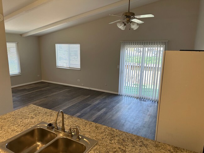Building Photo - Spacious 3 Bedroom 2 Bath Lakewood Home