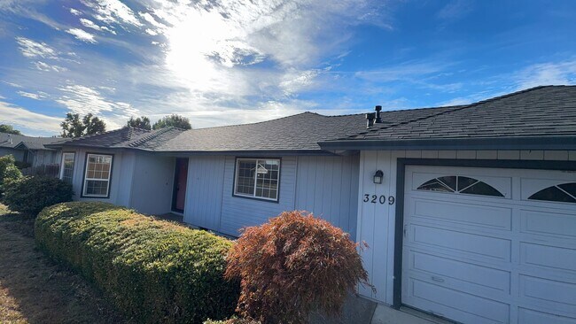 Foto del edificio - 3 Bedroom 2 Bath Single Family Home
