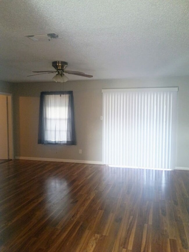 Building Photo - Updated 3/2 Home with 2-Car Garage + Air-Conditioned Workshop!