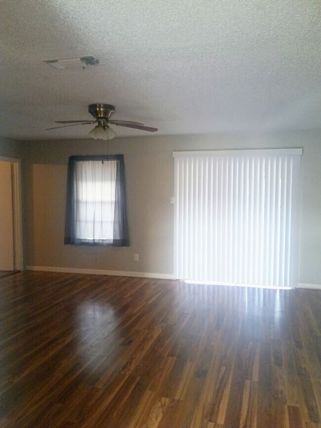 Foto del edificio - Updated 3/2 Home with 2-Car Garage + Air-Conditioned Workshop!