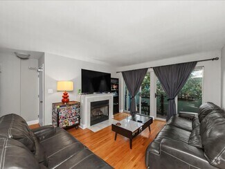 Building Photo - 7527 N Damen Ave