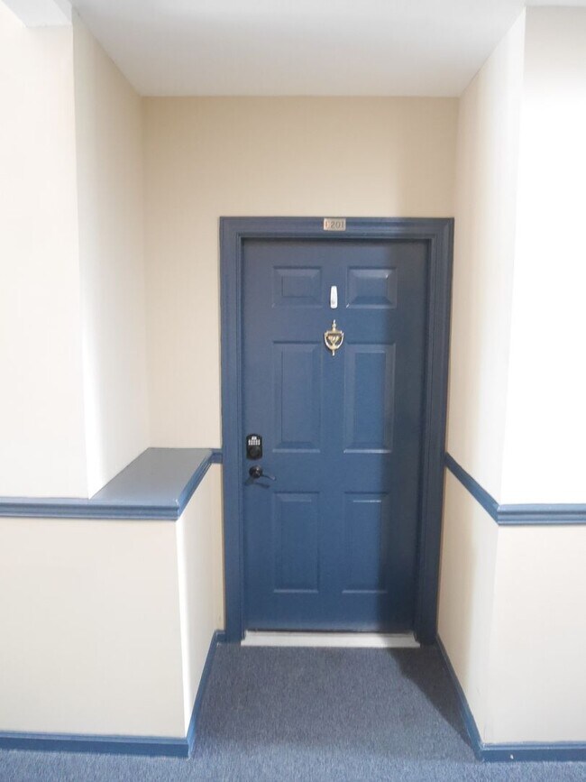 Foto del edificio - Spacious 2nd Floor Condo in Russett – Prime Laurel Location!